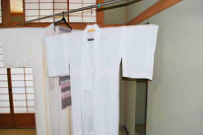 シワを伸ばしながら、しっかりと干す。自宅でできる着物の日頃のお手入れ