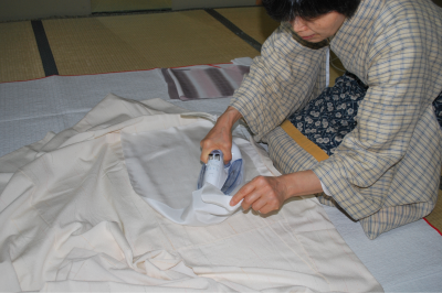 一昼夜干した後は、しっかりとシワを伸ばします。家庭用のアイロンはスチームの調節が難しいので当て布を使いましょう